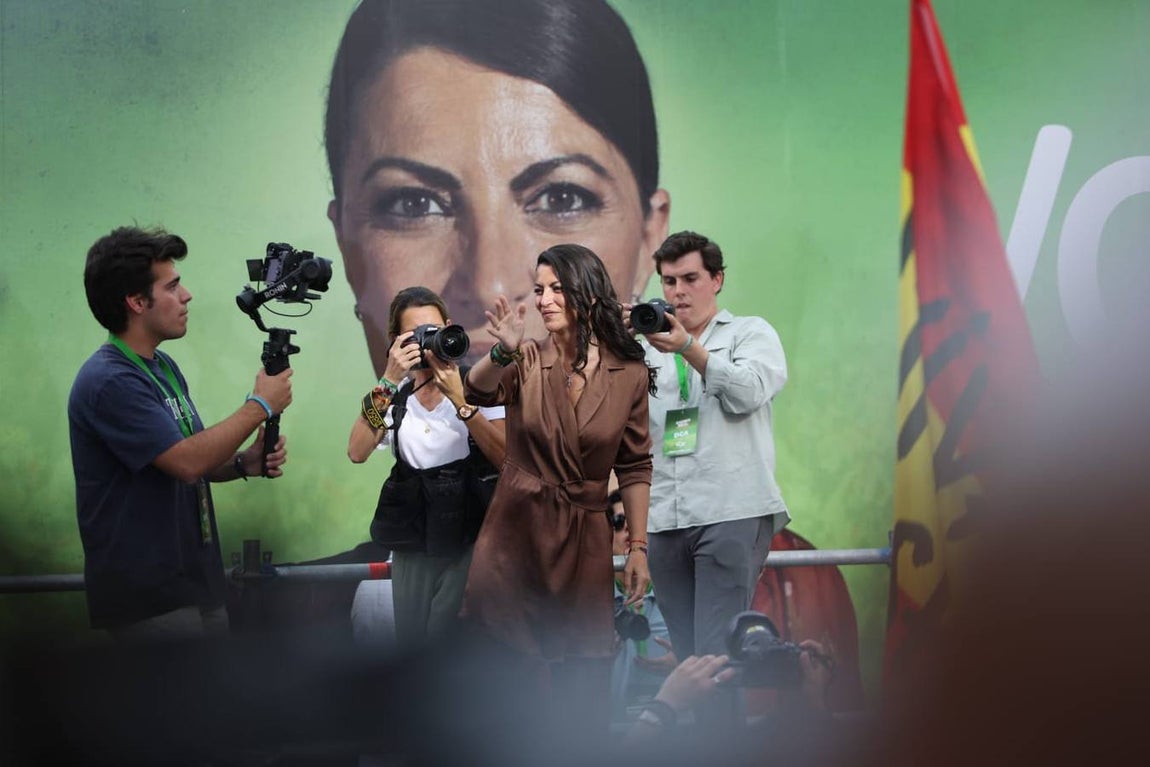 Macarena Olona ha despedido la campaña en Triana junto con Santiago Abascal y Ortega Smith. VANESSA GÓMEZ