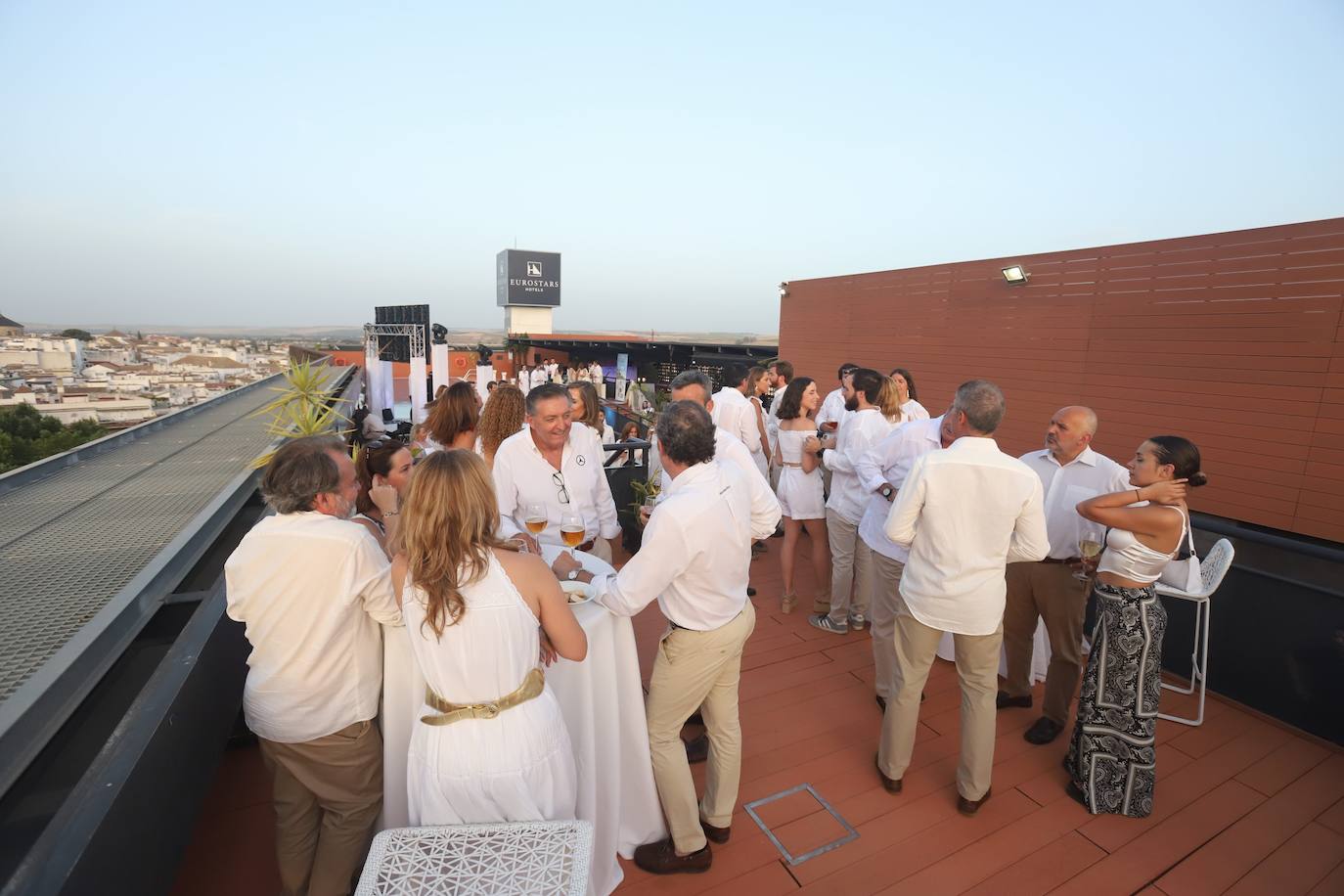 La Fiesta Blanca en la terraza del Eurostars Palace de Córdoba, en imágenes