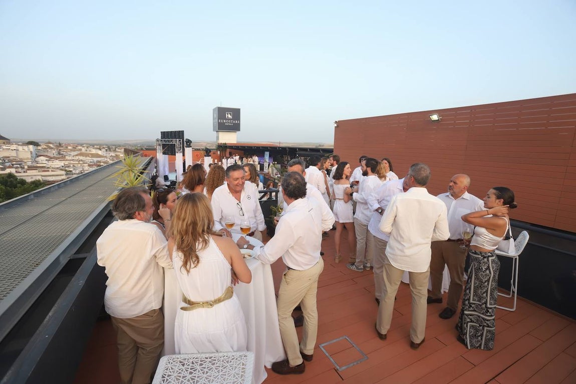 La Fiesta Blanca en la terraza del Eurostars Palace de Córdoba, en imágenes
