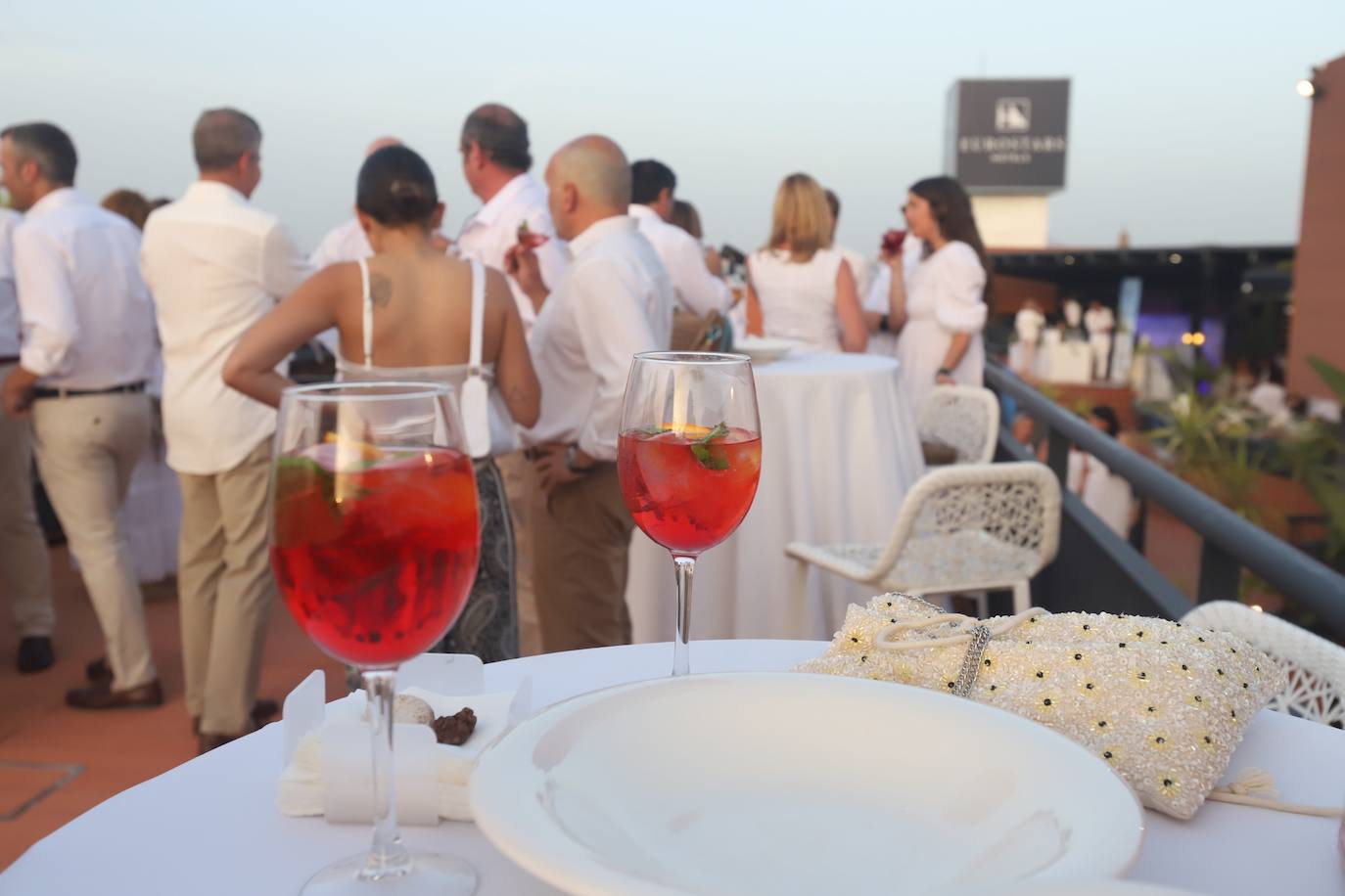 La Fiesta Blanca en la terraza del Eurostars Palace de Córdoba, en imágenes