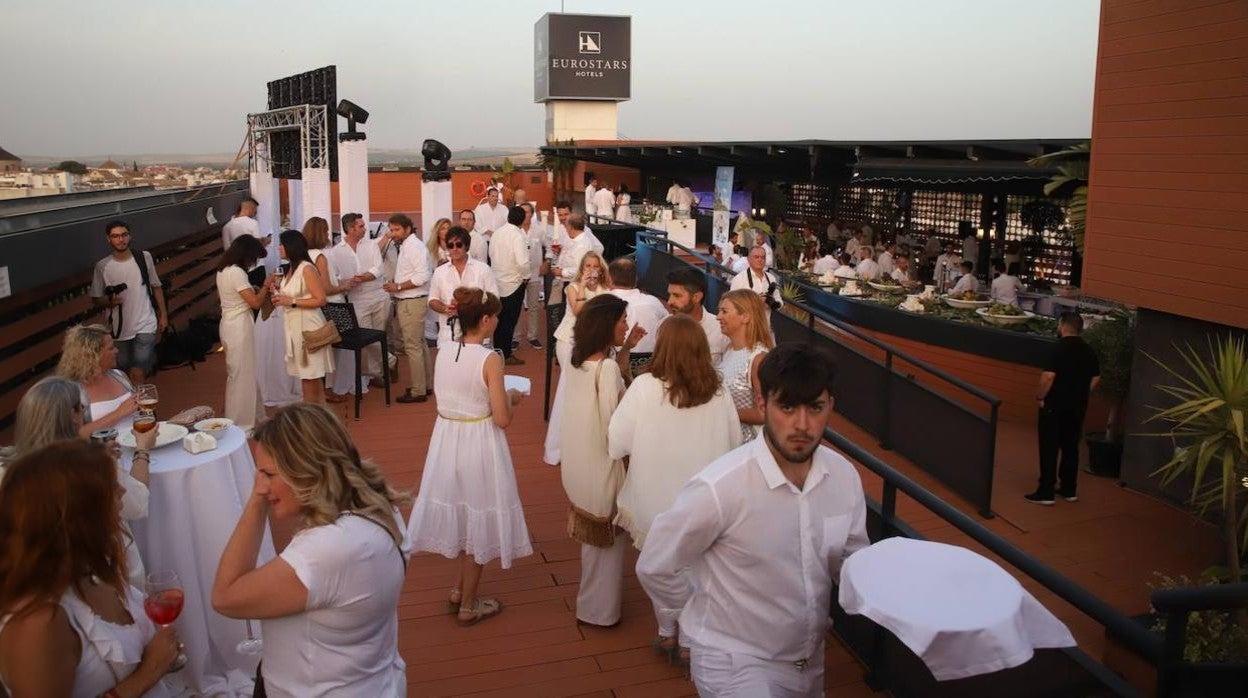 La Fiesta Blanca en la terraza del Eurostars Palace de Córdoba, en imágenes