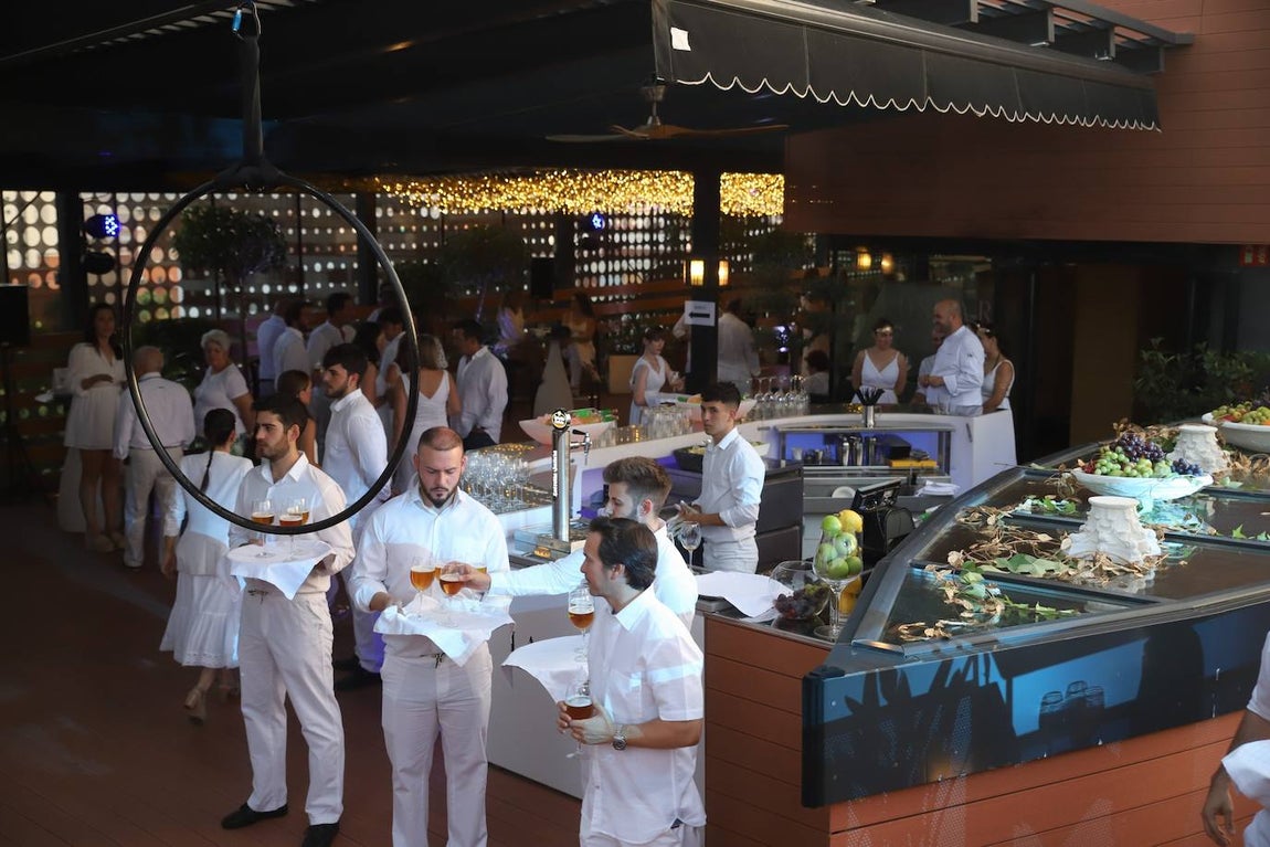 La Fiesta Blanca en la terraza del Eurostars Palace de Córdoba, en imágenes