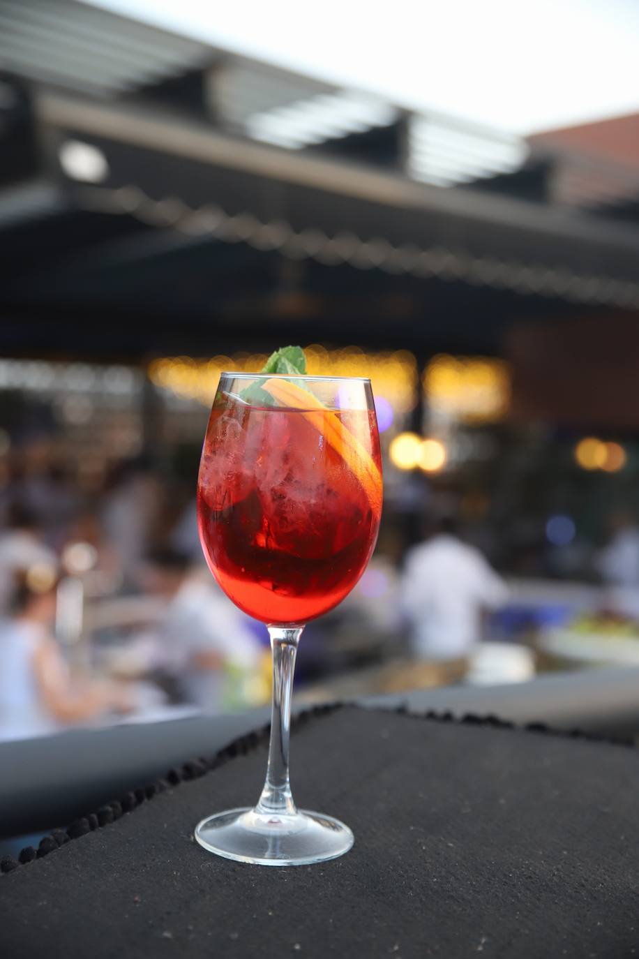 La Fiesta Blanca en la terraza del Eurostars Palace de Córdoba, en imágenes