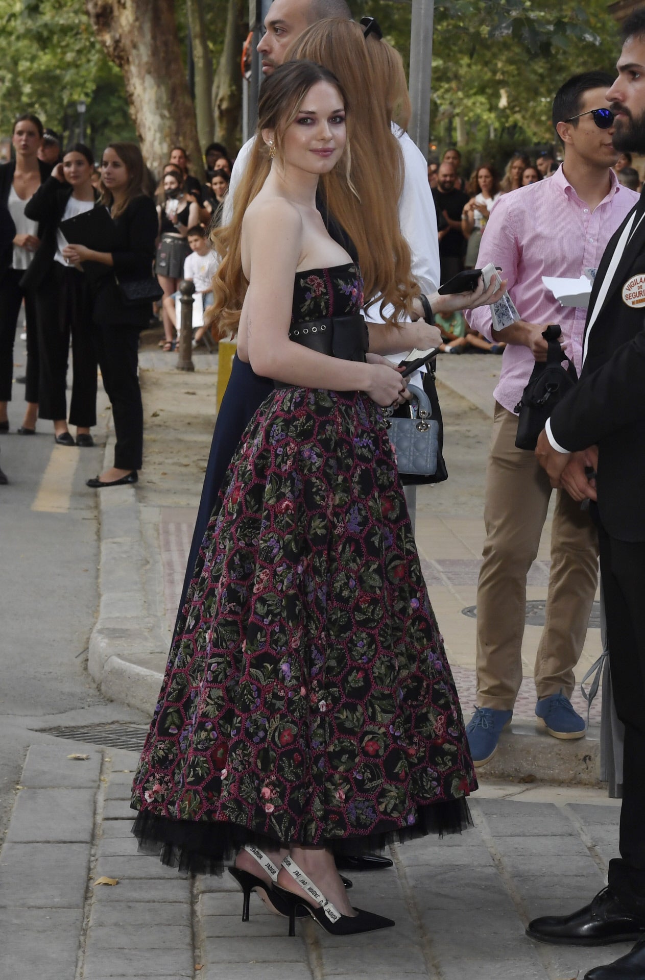 Stella del Carmen. La hija de Antonio Banderas y Melanie Griffith fue de las pocas con estampado, en su caso de flores en tonos rosas y verdes. A juego iba el maquillaje, con rosas, y la piel con aspecto jugoso.