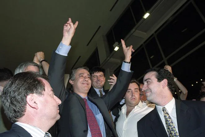 Elecciones de 1994. El PSOE pierde por primera vez la mayoría absoluta. Arenas se queda a cuatro diputados de Chaves