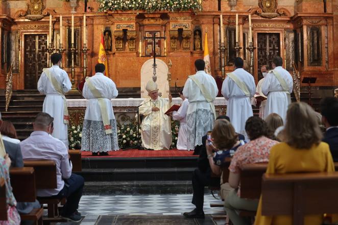 La ordenación de cinco nuevos presbíteros en la Mezquita-Catedral de Córdoba, en imágenes