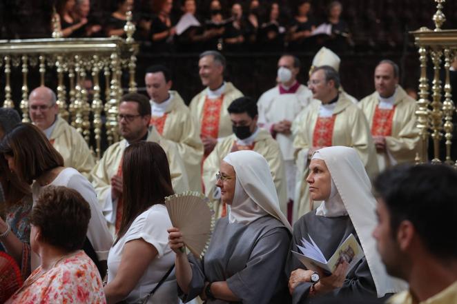 La ordenación de cinco nuevos presbíteros en la Mezquita-Catedral de Córdoba, en imágenes