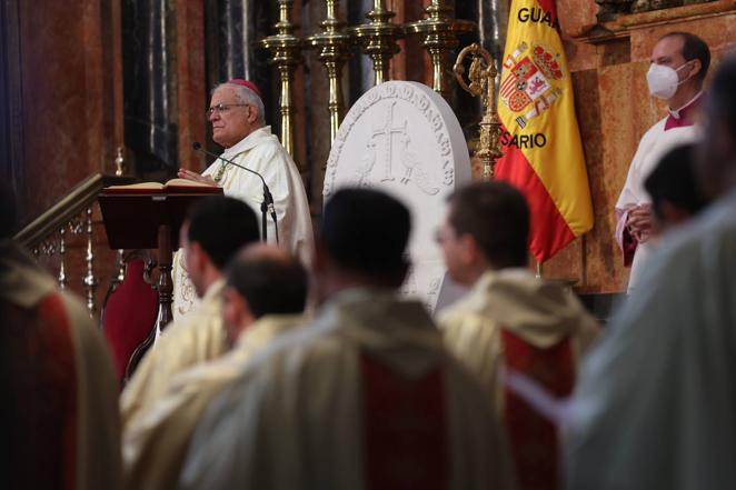 La ordenación de cinco nuevos presbíteros en la Mezquita-Catedral de Córdoba, en imágenes