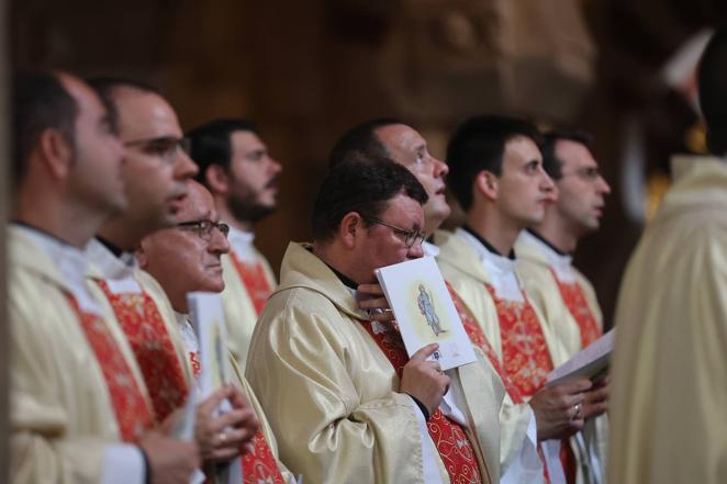 La ordenación de cinco nuevos presbíteros en la Mezquita-Catedral de Córdoba, en imágenes