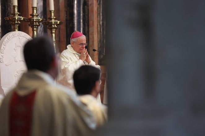 La ordenación de cinco nuevos presbíteros en la Mezquita-Catedral de Córdoba, en imágenes