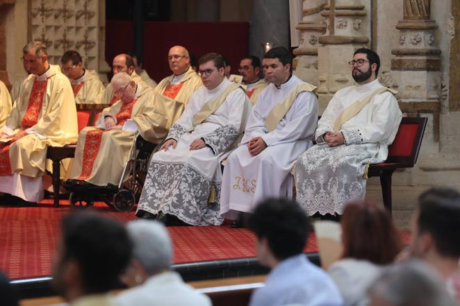 La ordenación de cinco nuevos presbíteros en la Mezquita-Catedral de Córdoba, en imágenes