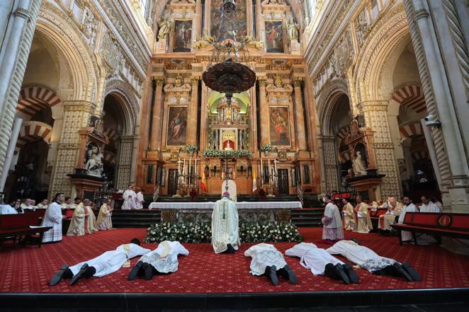 La ordenación de cinco nuevos presbíteros en la Mezquita-Catedral de Córdoba, en imágenes