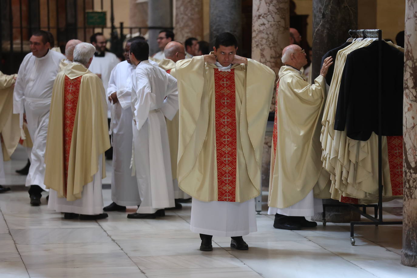 La ordenación de cinco nuevos presbíteros en la Mezquita-Catedral de Córdoba, en imágenes