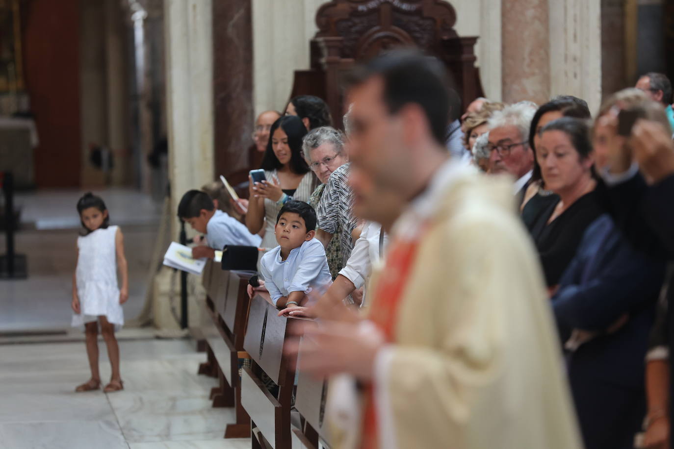 La ordenación de cinco nuevos presbíteros en la Mezquita-Catedral de Córdoba, en imágenes