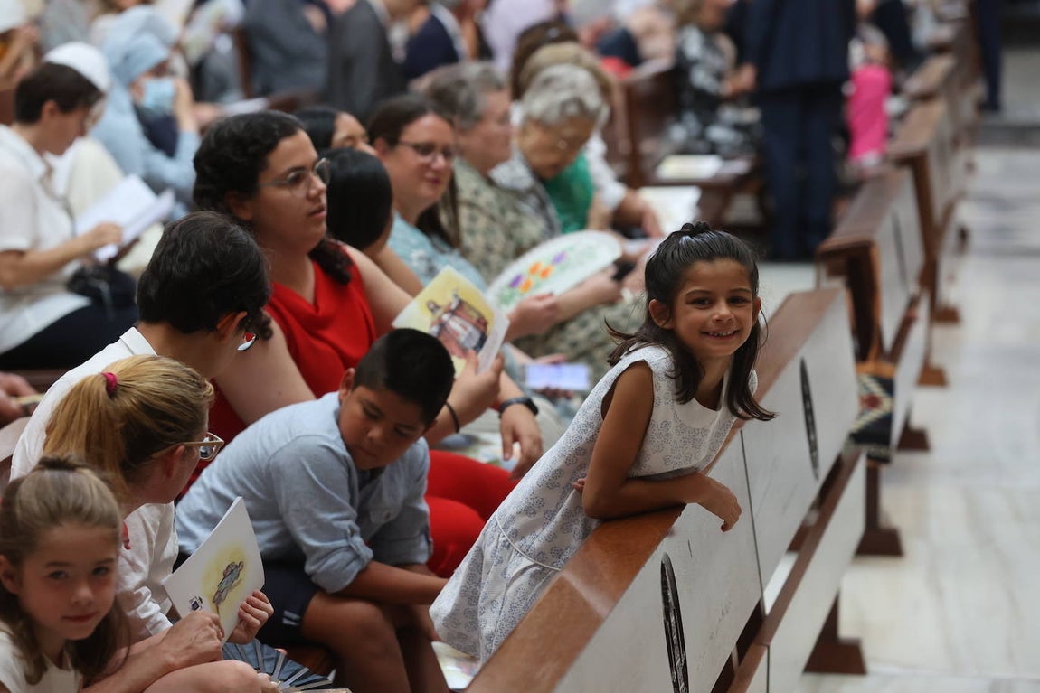 La ordenación de cinco nuevos presbíteros en la Mezquita-Catedral de Córdoba, en imágenes