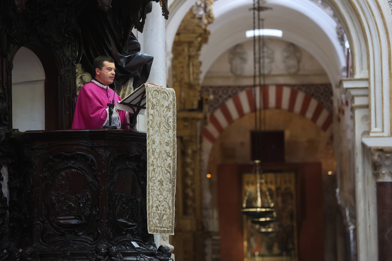 La ordenación de cinco nuevos presbíteros en la Mezquita-Catedral de Córdoba, en imágenes