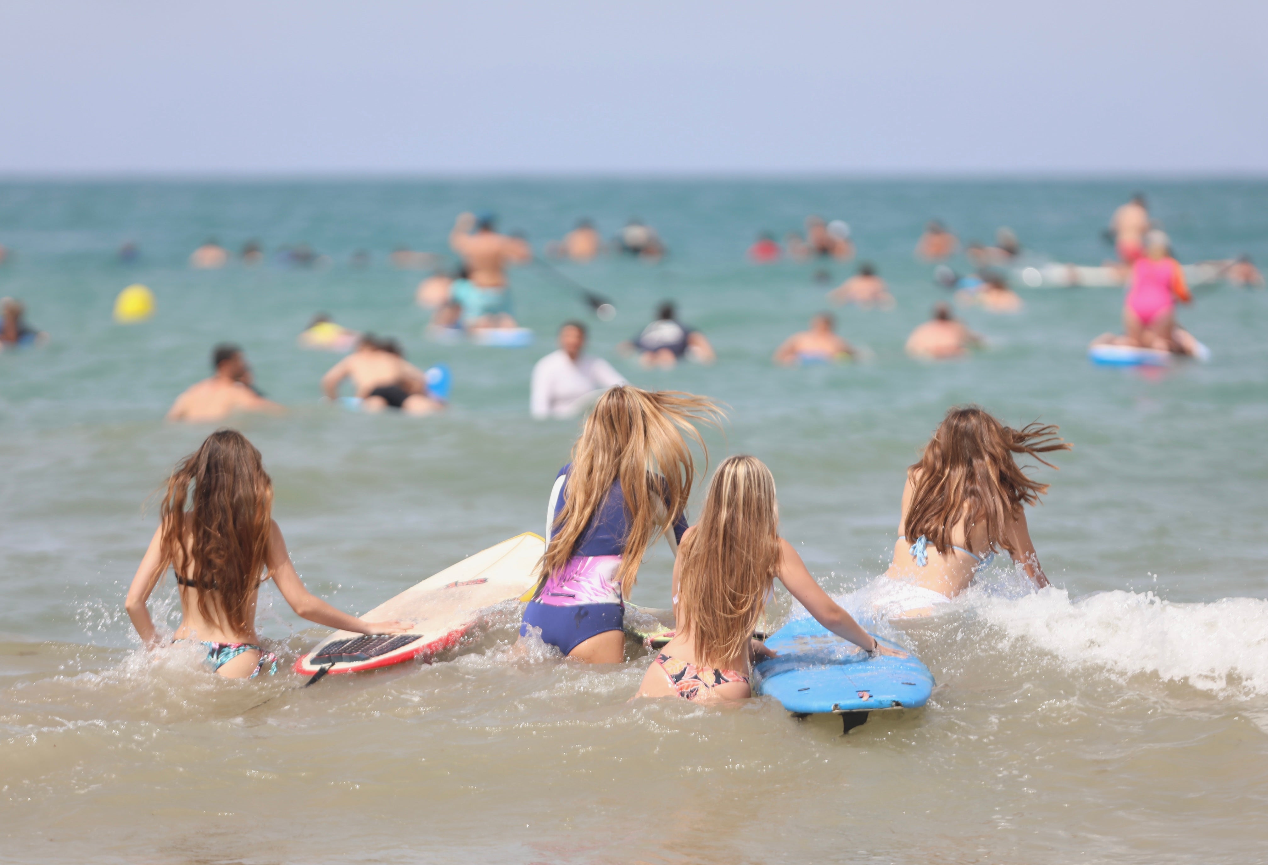 Los surferos de Cádiz homenajean a &#039;Bori&#039;: «En el agua siempre estará tu nombre y tu ola en la eternidad»