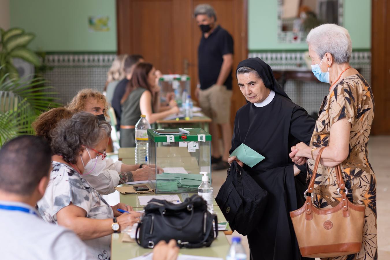 Votaciones durante la jornada electoral del 19J en Andalucía