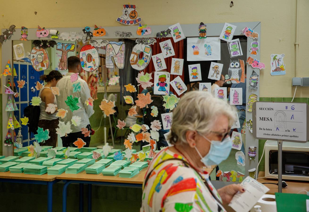 Votaciones durante la jornada electoral del 19J en Andalucía