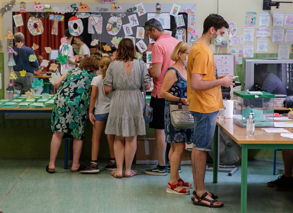 Votaciones durante la jornada electoral del 19J en Andalucía