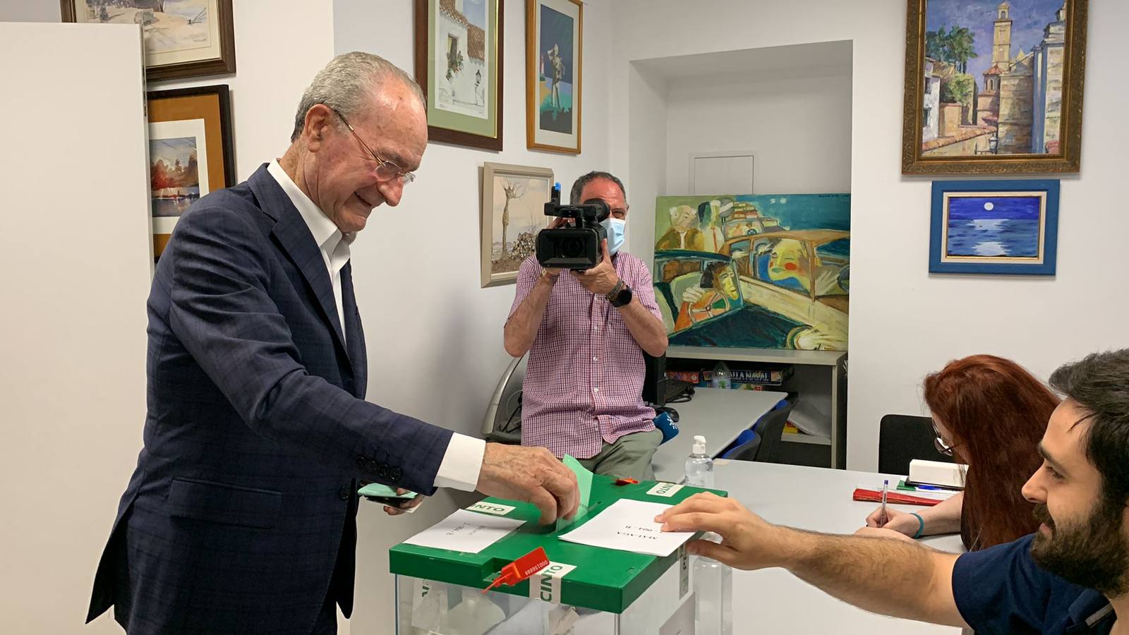 Los candidatos a la presidencia de la Junta de Andalucía así como otros representantes políticos han ejercido su derecho al voto en este 19-J