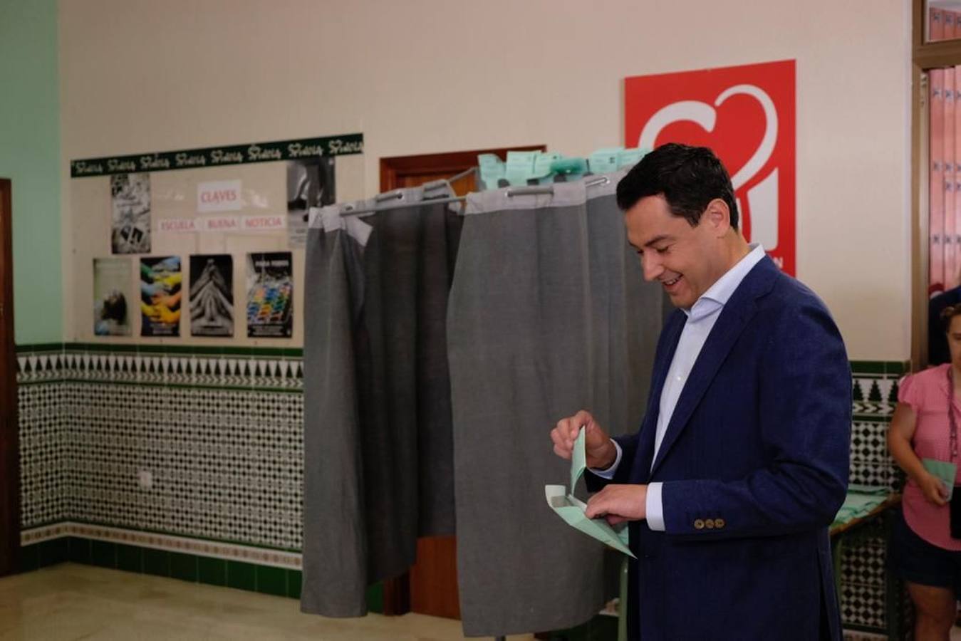 Los candidatos a la presidencia de la Junta de Andalucía así como otros representantes políticos han ejercido su derecho al voto en este 19-J