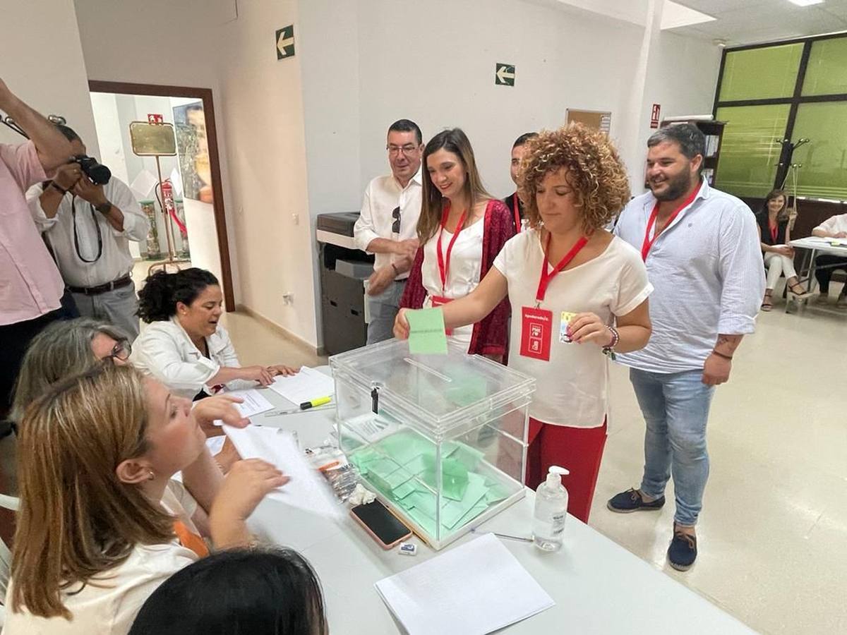 Los candidatos a la presidencia de la Junta de Andalucía así como otros representantes políticos han ejercido su derecho al voto en este 19-J