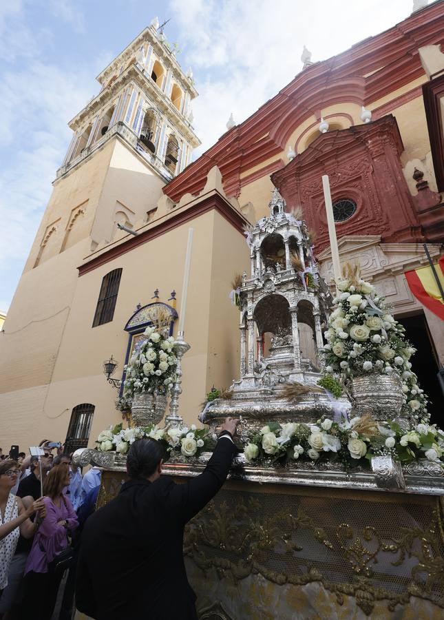 Procesión del Corpus Christi de Triana por las calles del barrio