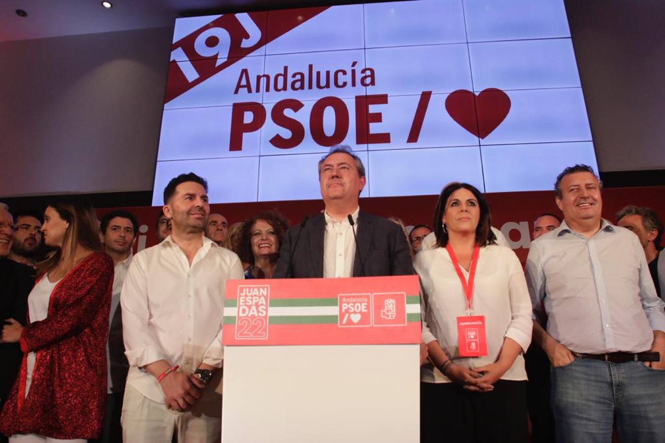 Noche para la reflexión en el PSOE, en imágenes