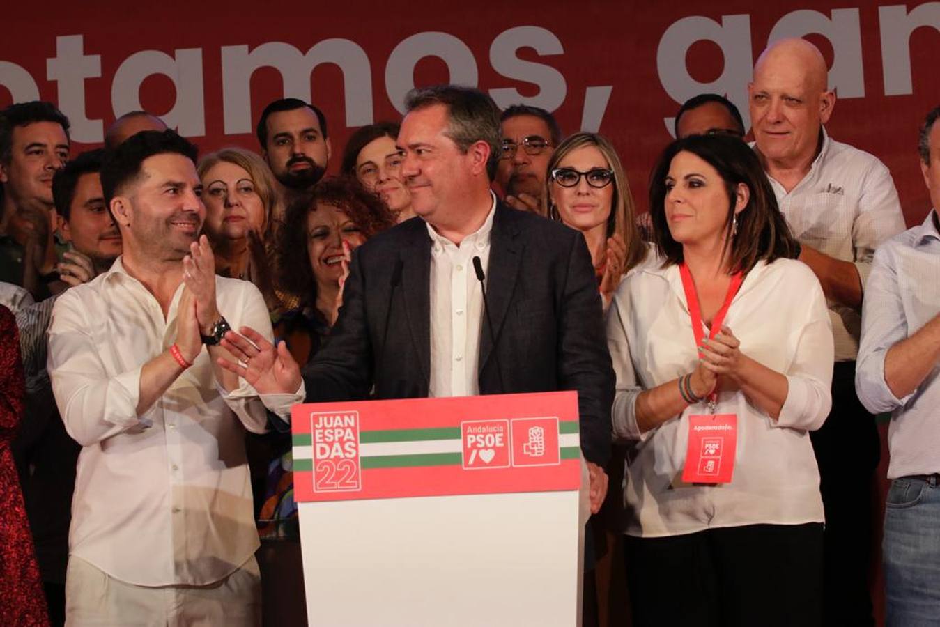 Noche para la reflexión en el PSOE, en imágenes