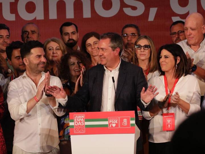 Noche para la reflexión en el PSOE, en imágenes