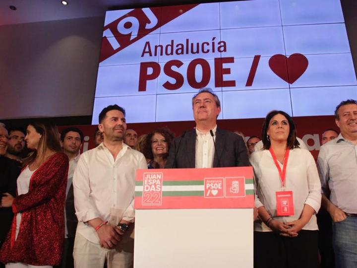 Noche para la reflexión en el PSOE, en imágenes