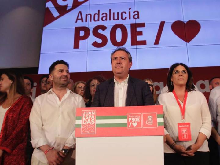 Noche para la reflexión en el PSOE, en imágenes