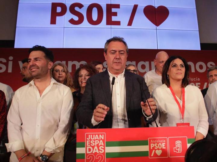 Noche para la reflexión en el PSOE, en imágenes