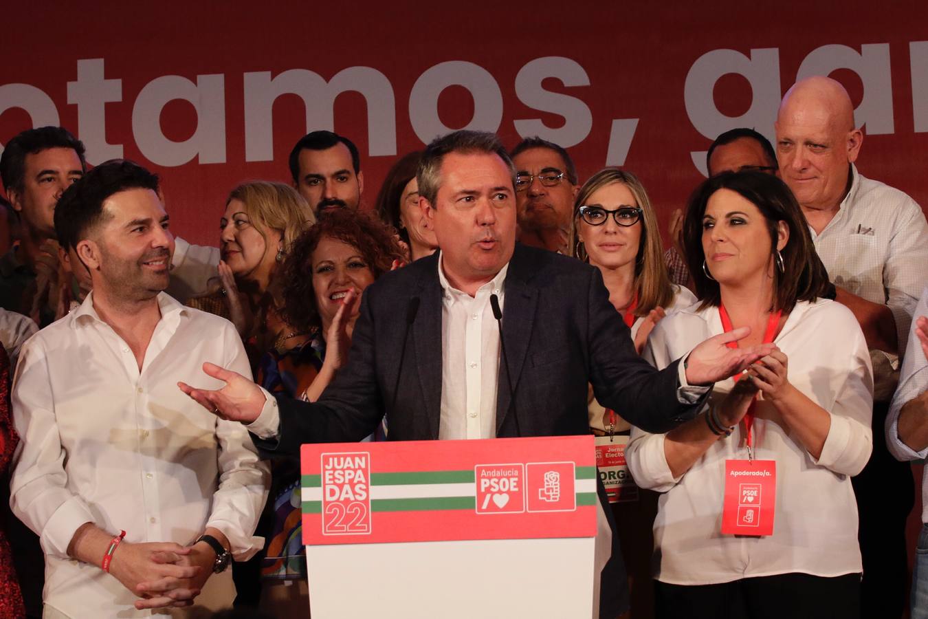 Noche para la reflexión en el PSOE, en imágenes