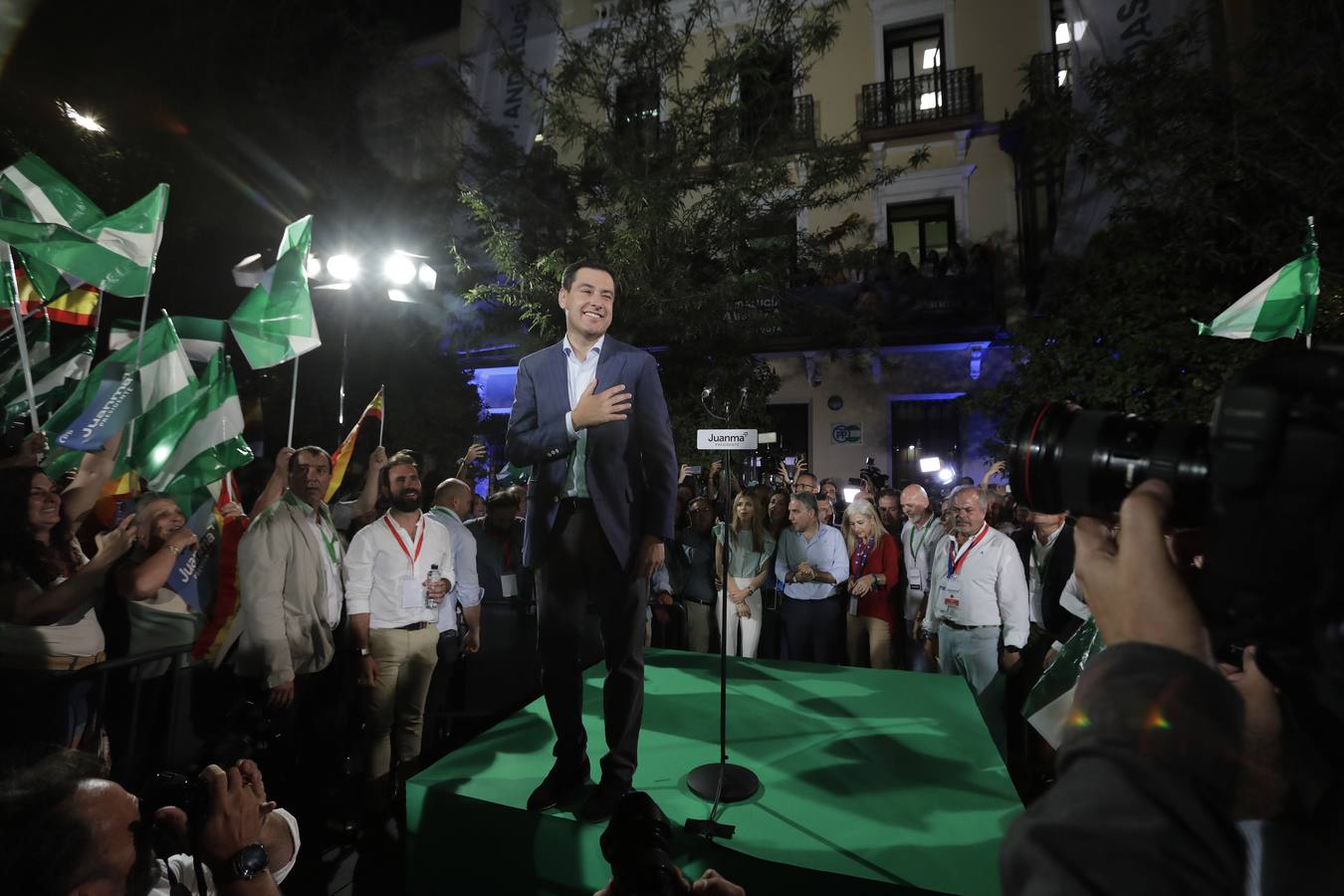 En imágenes, Juanma Moreno celebra su mayoría absoluta