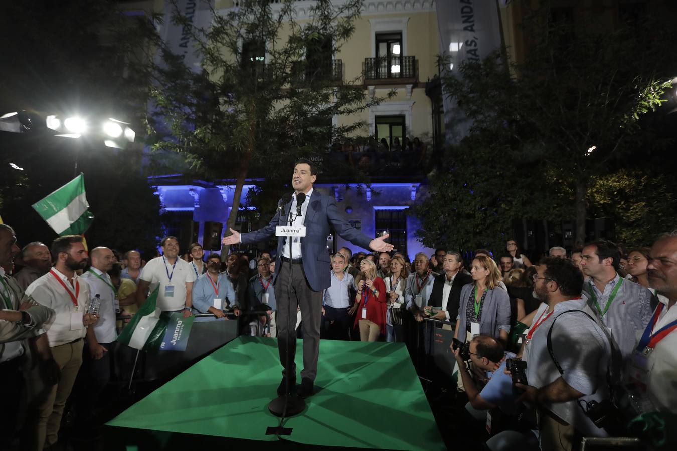 En imágenes, Juanma Moreno celebra su mayoría absoluta