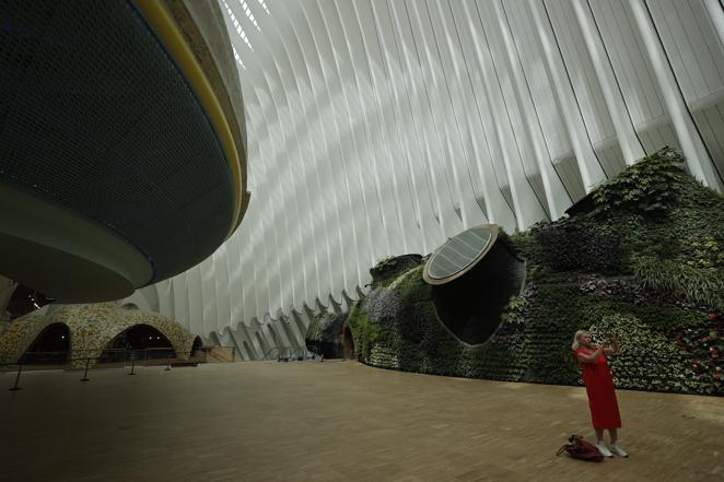 Jardín vertical. CaixaForum Valencia presenta un jardín vertical que apenas consume un 4 por ciento de agua. Además, ya conserva tres nidos, un murciélago y luciérnagas.