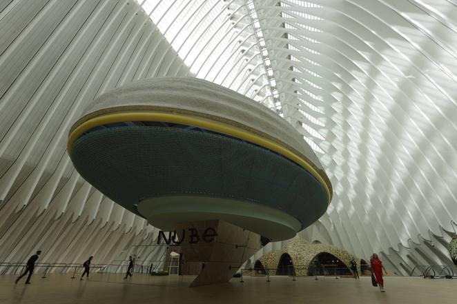 La nube que se conecta con los océanos. Es una de las piezas centrales del nuevo centro cultural. La nube, destinada a actividades familiares y educativas, acoge la exposición 'Educando en la era de la inteligencia artificial'. Pero además, presenta una instalación conectada con los cinco océanos a través de datos en tiempo real. Según la temperatura de los mares, el color cambia de azul a violeta: los azules significan buena salud de nuestros océanos. Con ello, se quiere poner de relieve la influencia del cambio climático.