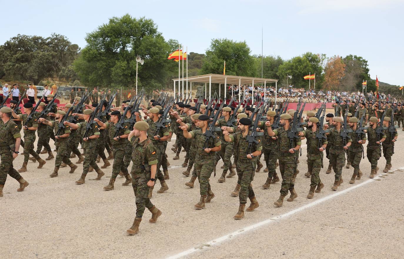 En imágenes, el desfile de la BRI X para despedir al contingente que marcha a Letonia