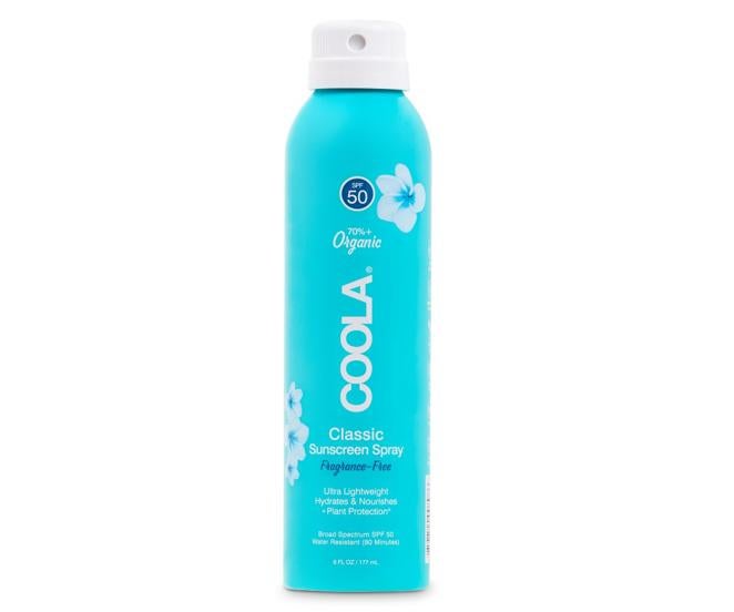 Protector solar Classic Body Organic Sunscreen Spray SPF 50 Fragance Free de Coola. Protector en spray, resistente al agua y al sudor, ideal también para deportistas. Sus fórmulas, con al menos un 70% de ingredientes orgánicos certificados, incluyen antioxidantes naturales para reparar la piel del daño solar. (32 €, a la venta en Isolée)