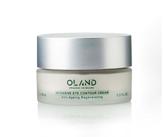 Contorno de ojos Intensive Eye Contour Cream de Oland: 39,38 €, en El Corte Inglés (antes 39,38 €).. Oland es una marca orgánica antiedad española. Su contorno de ojos, con una combinación de más de un 95% de ingredientes orgánicos y certificados, reduce las ojeras y las arrugas. En su fórmula incluye ácido hialurónico, hidrolizado de raíz de maca orgánica, con propiedades similares al retinol, extracto orgánico de flor de magnolia, manteca de cacao y aceites orgánicos de nuez de macadamia, babassu, baobab, rosa mosqueta y girasol.