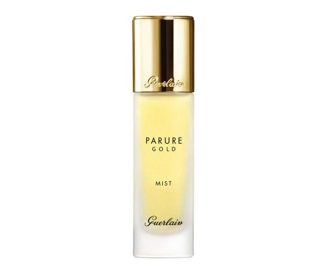 Bruma hidratante Parure Gold Mist de Guerlain: 34,74 €, en El Corte Inglés (antes 43,43 €).. Esta bruma hidratante aporta luminosidad a la piel, ayudando a prepararla para el maquillaje. Además protege de la contaminación y refresca la piel.