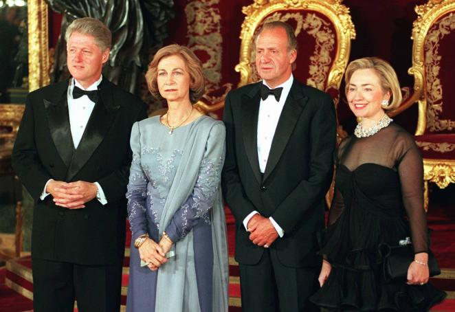 Cena de honor. El presidente estadounidense Bill Clinton y su esposa Hillary posando con el Rey Juan Carlos y la Reina Sofía antes de una cena para los líderes que asistieron a la Cumbre de la OTAN, en el Palacio Real de Madrid.