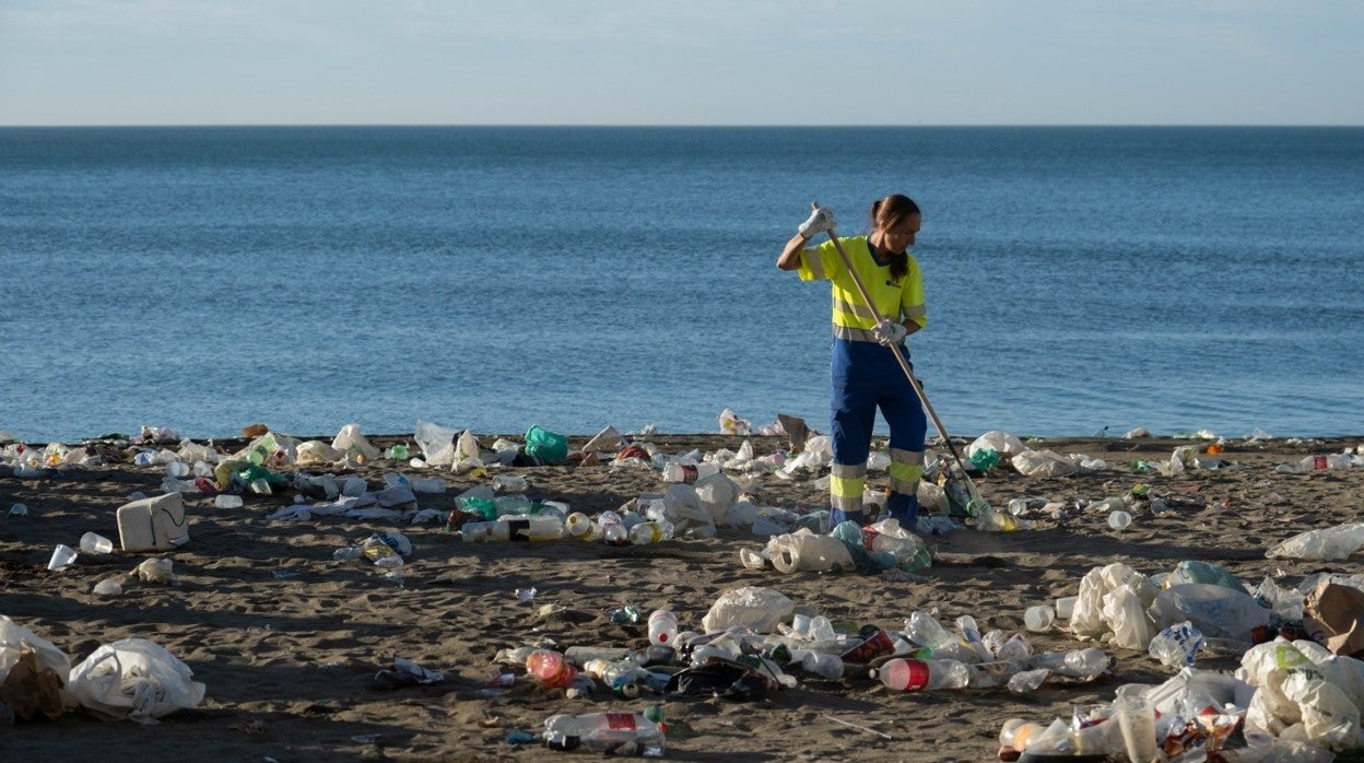 En imágenes, toneladas de basura se acumulan en las playas de Málaga tras la noche de San Juan