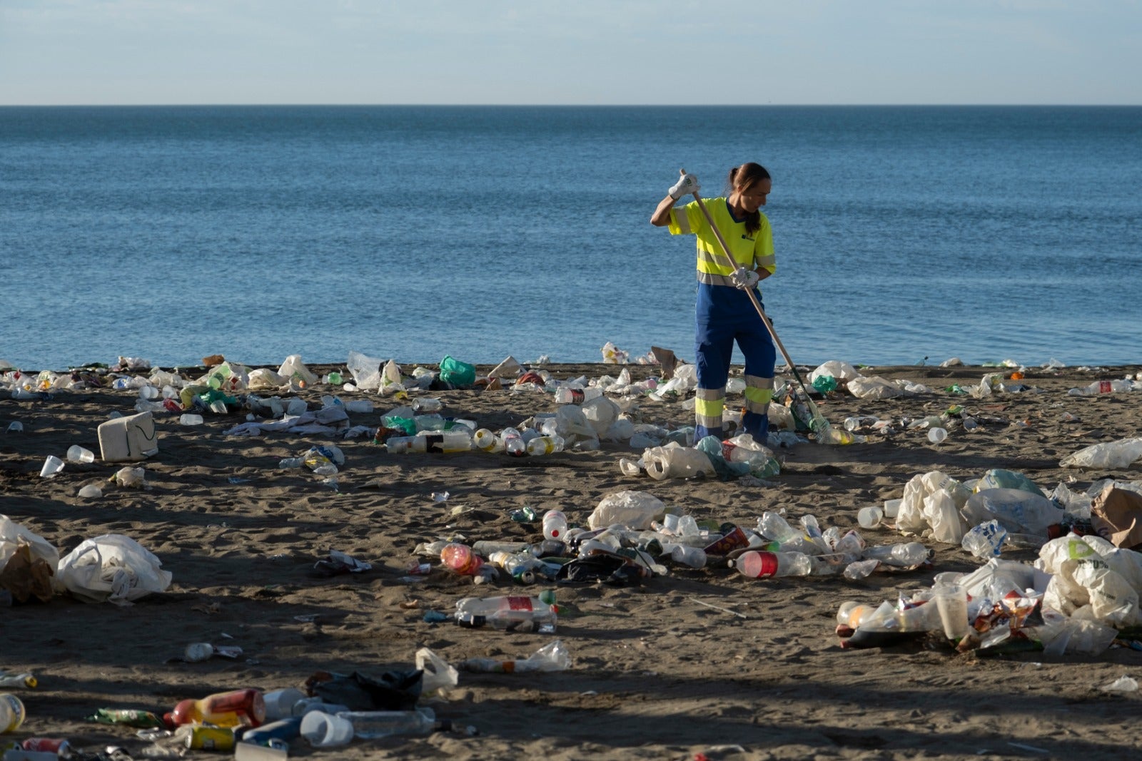 En imágenes, toneladas de basura se acumulan en las playas de Málaga tras la noche de San Juan