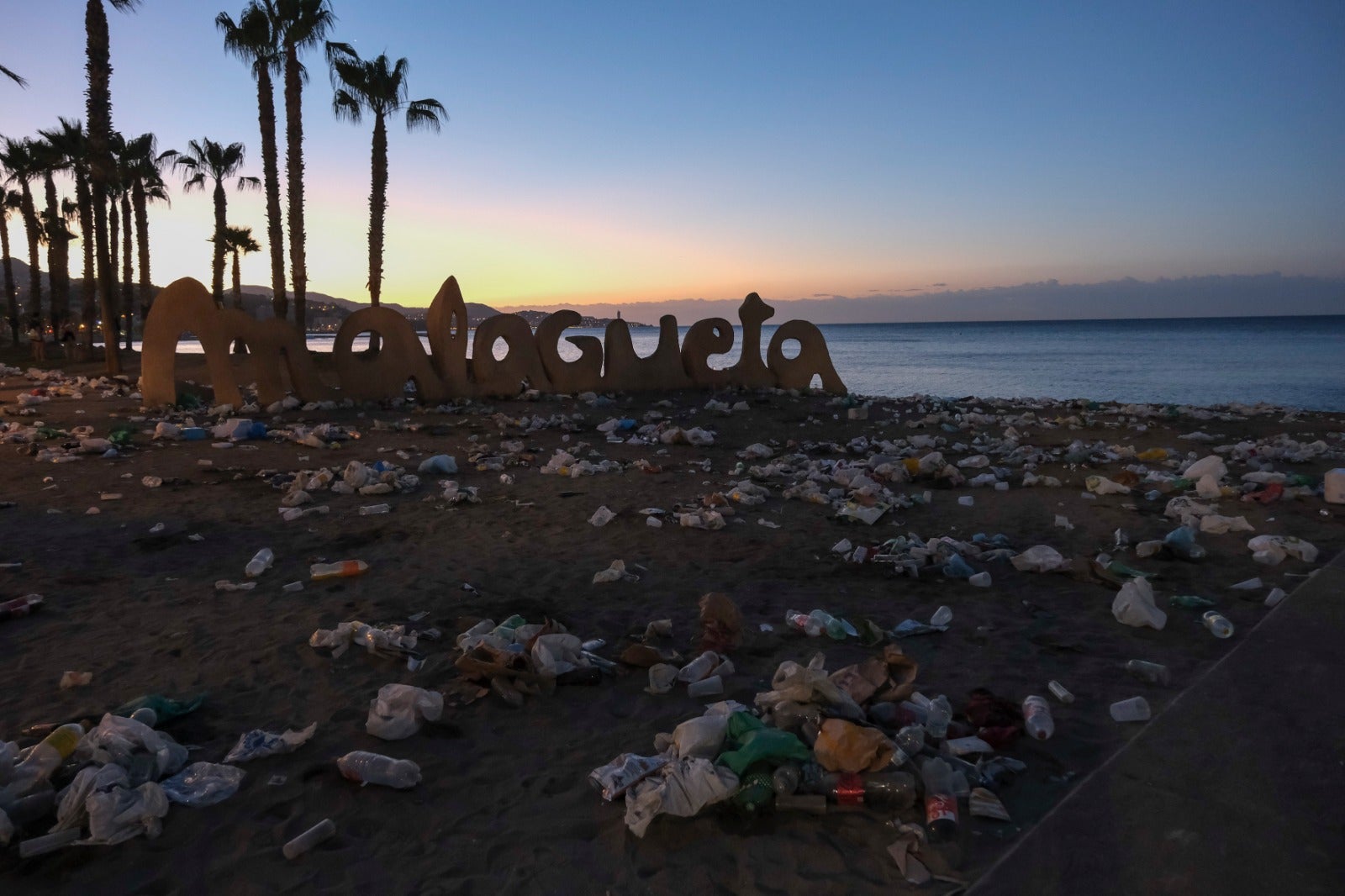 En imágenes, toneladas de basura se acumulan en las playas de Málaga tras la noche de San Juan