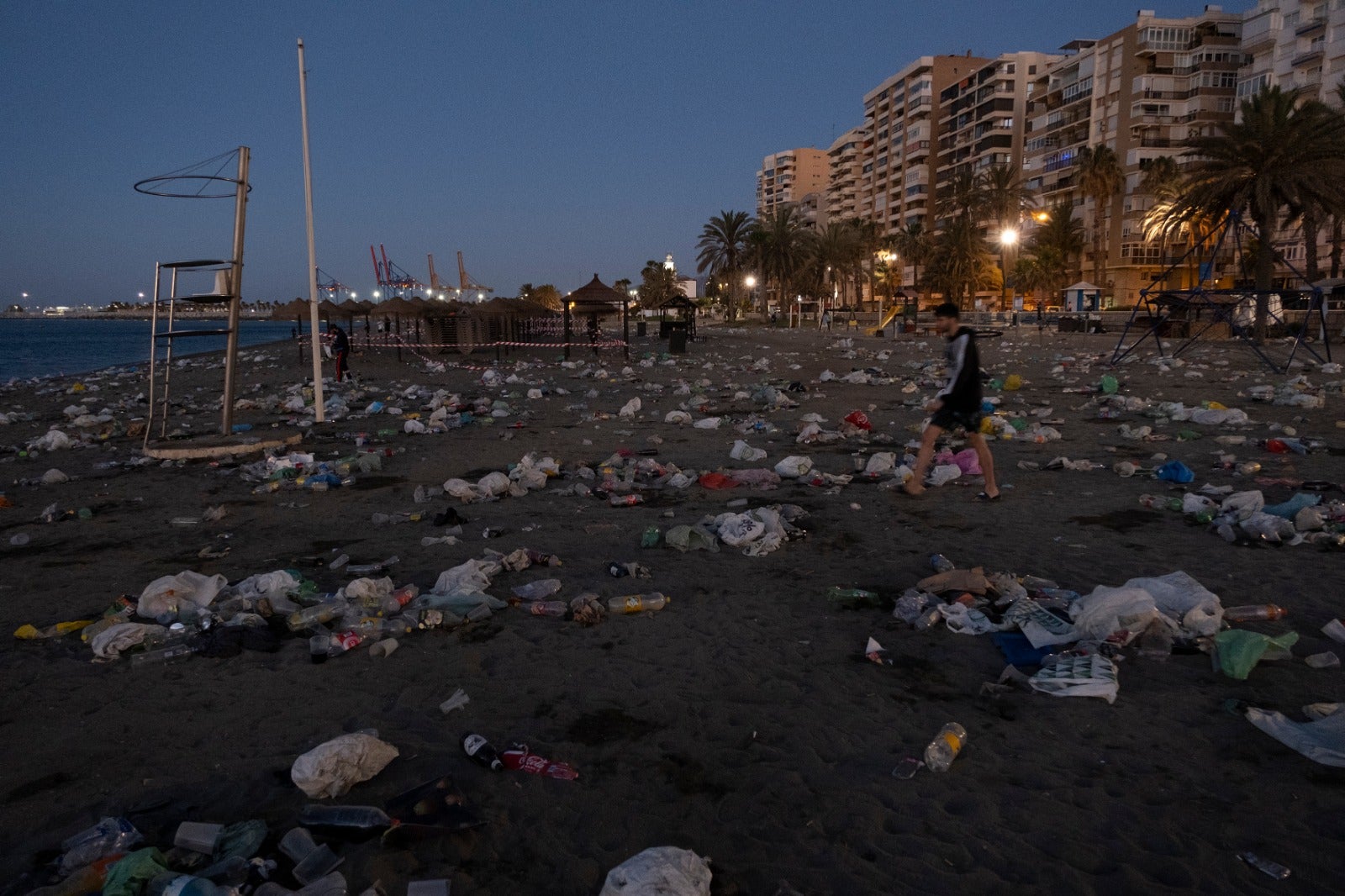 En imágenes, toneladas de basura se acumulan en las playas de Málaga tras la noche de San Juan