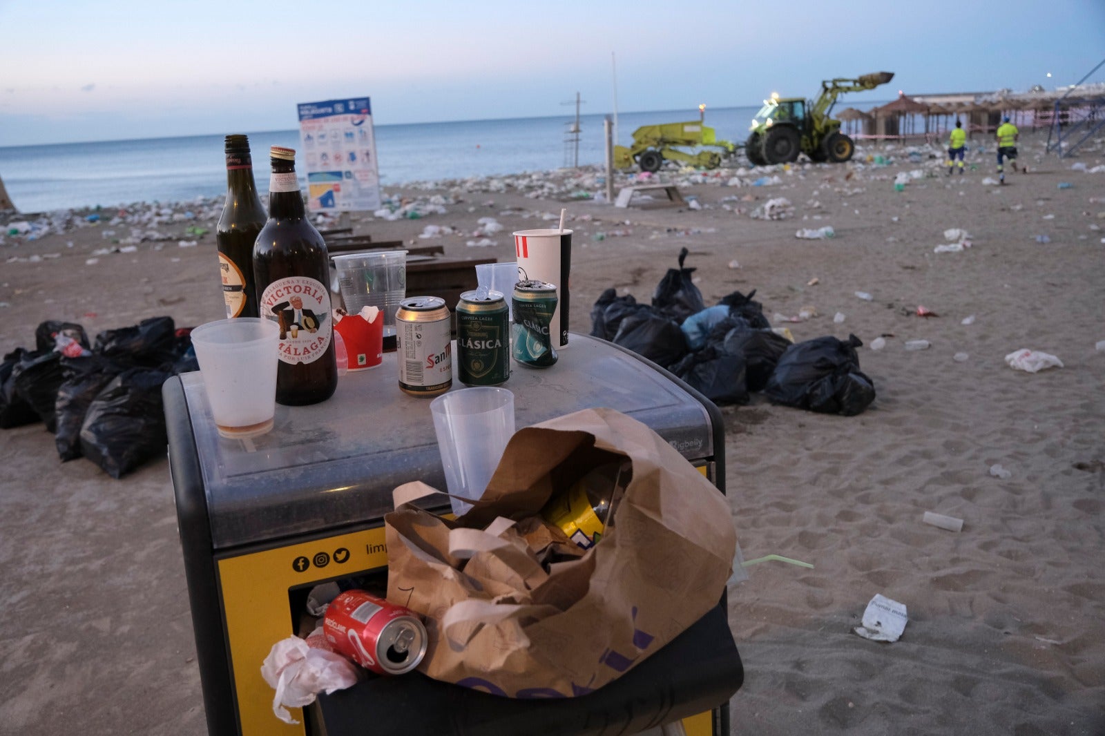 En imágenes, toneladas de basura se acumulan en las playas de Málaga tras la noche de San Juan