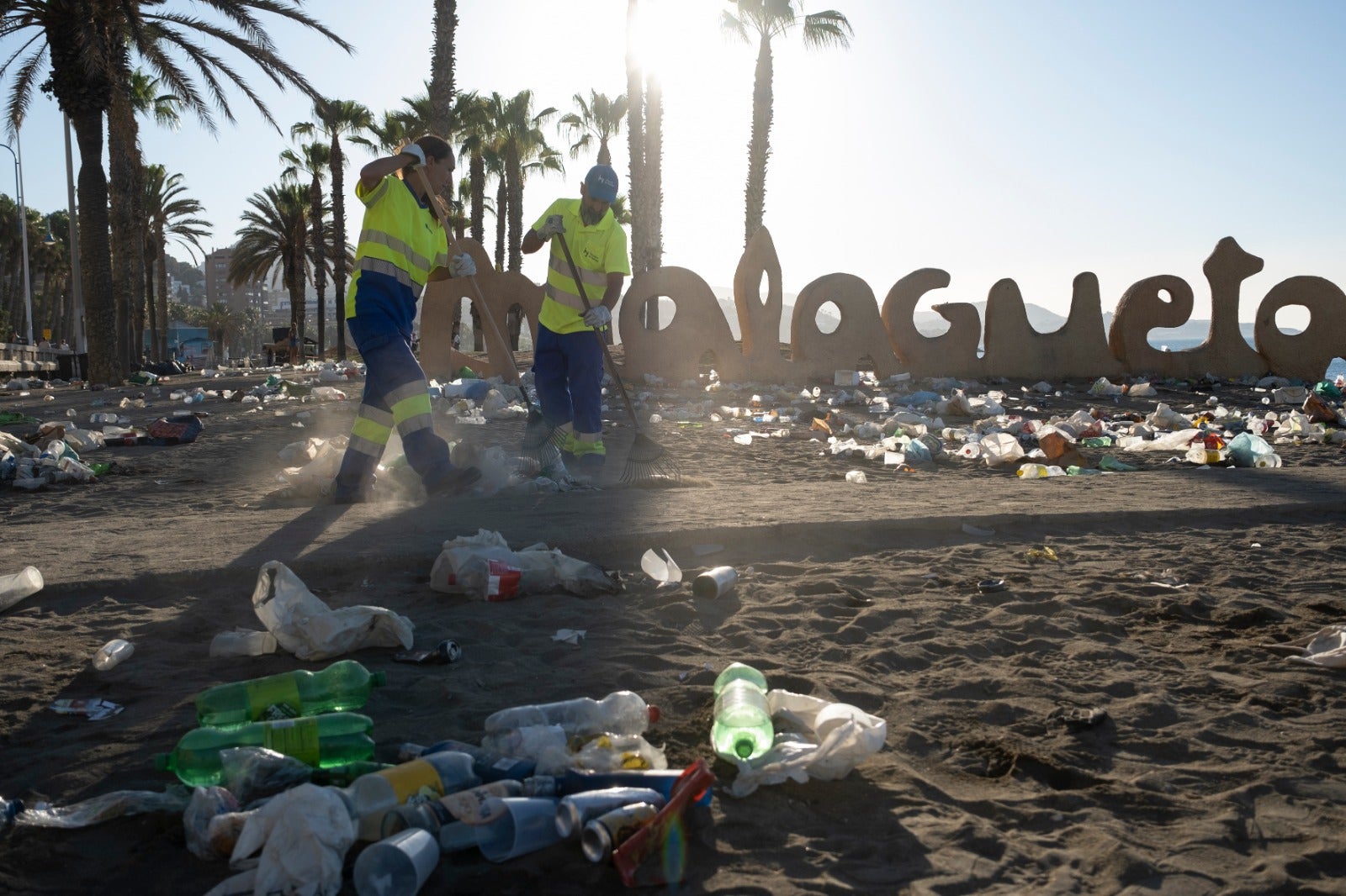 En imágenes, toneladas de basura se acumulan en las playas de Málaga tras la noche de San Juan